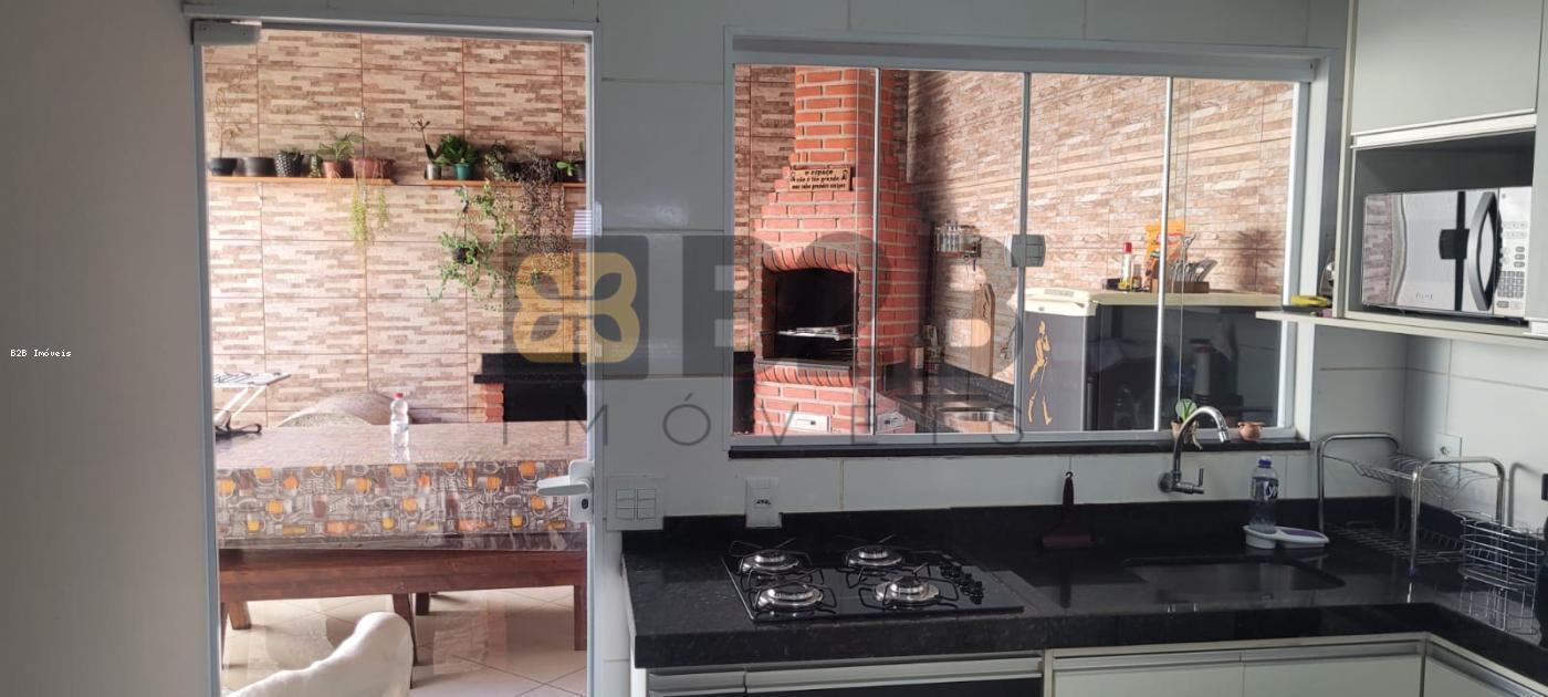 Casa à venda com 2 quartos, 145m² - Foto 1