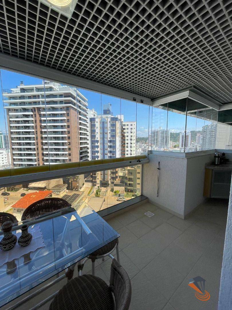 Apartamento à venda com 4 quartos, 150m² - Foto 2