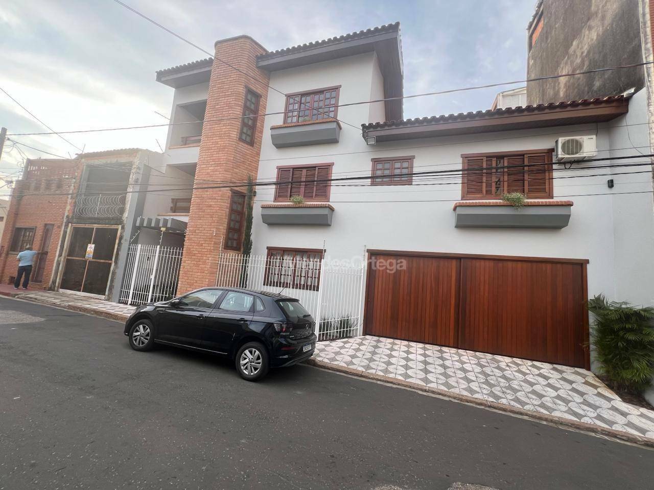 Casa à venda com 3 quartos, 373m² - Foto 1