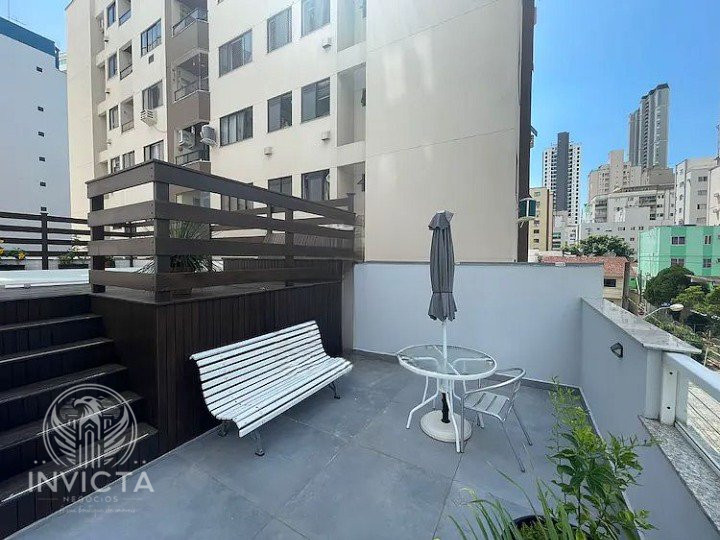 Apartamento à venda com 3 quartos, 226m² - Foto 3