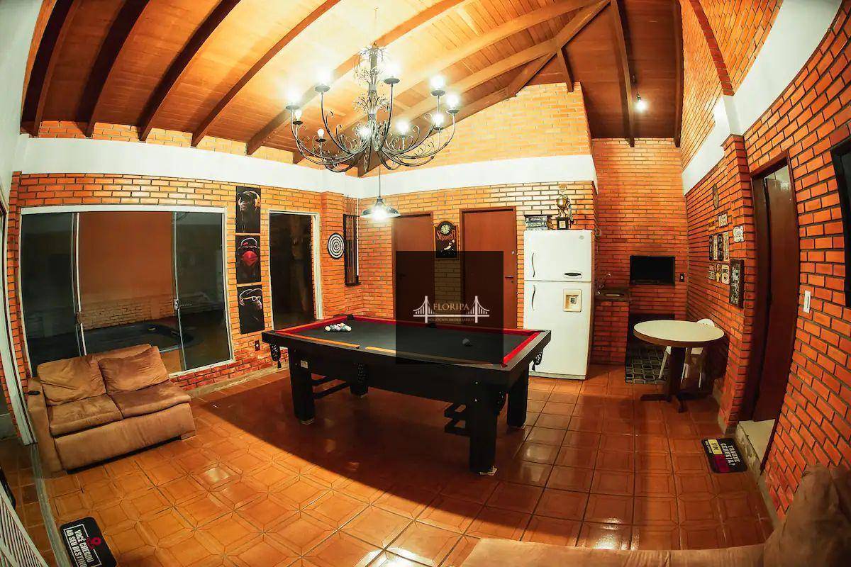 Casa à venda com 5 quartos, 250m² - Foto 2