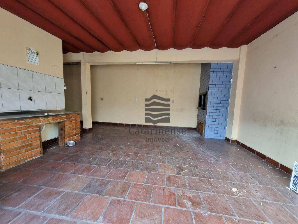 Casa à venda com 3 quartos, 82m² - Foto 2