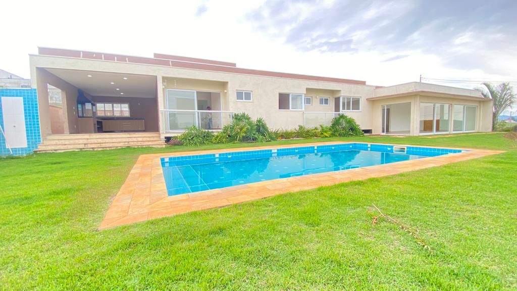 Casa à venda com 3 quartos, 300m² - Foto 1