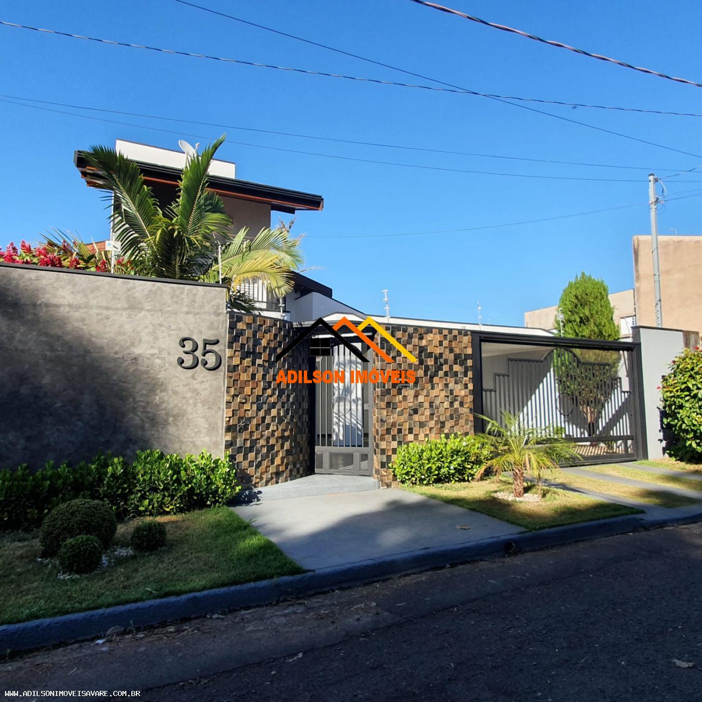 Casa à venda com 4 quartos, 216m² - Foto 1
