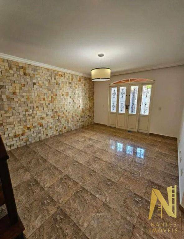 Casa à venda com 4 quartos, 202m² - Foto 1