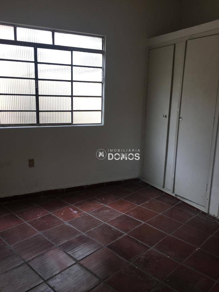 Casa para alugar com 3 quartos, 200m² - Foto 2