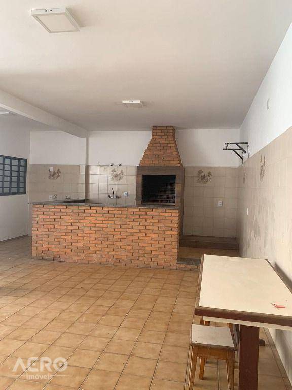 Casa para alugar com 2 quartos, 200m² - Foto 12