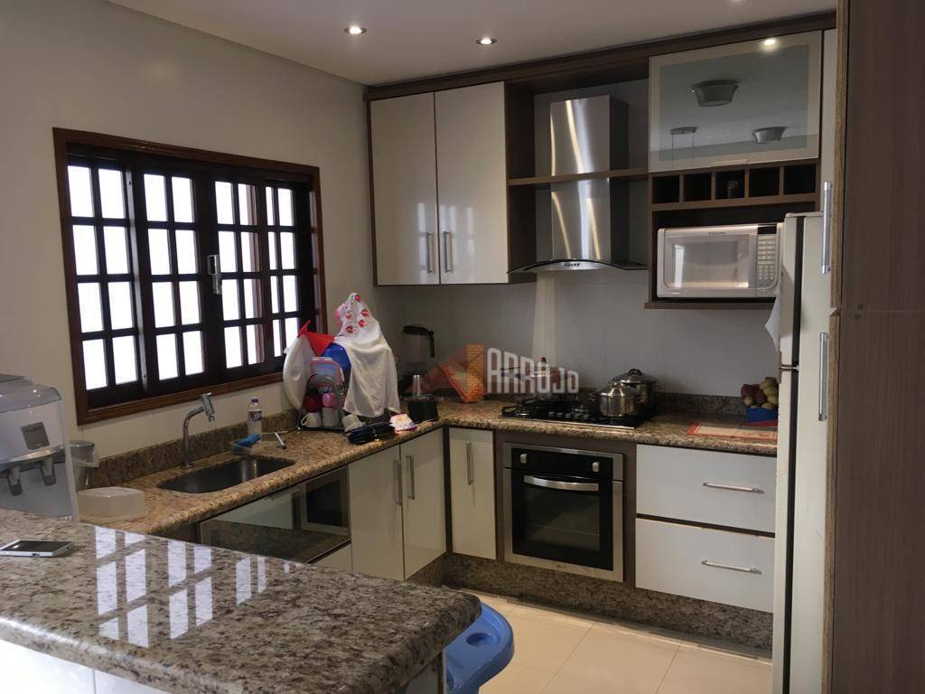 Sobrado à venda com 3 quartos, 200m² - Foto 1