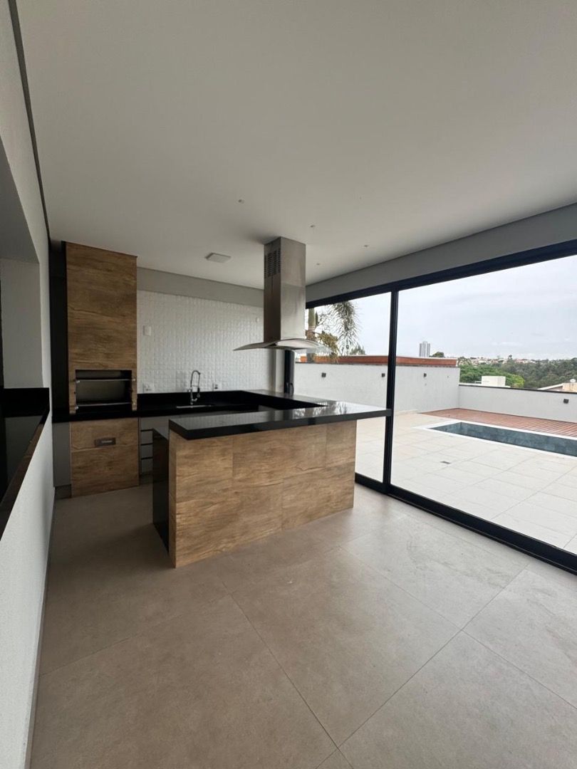 Casa de Condomínio para alugar com 3 quartos, 245m² - Foto 2