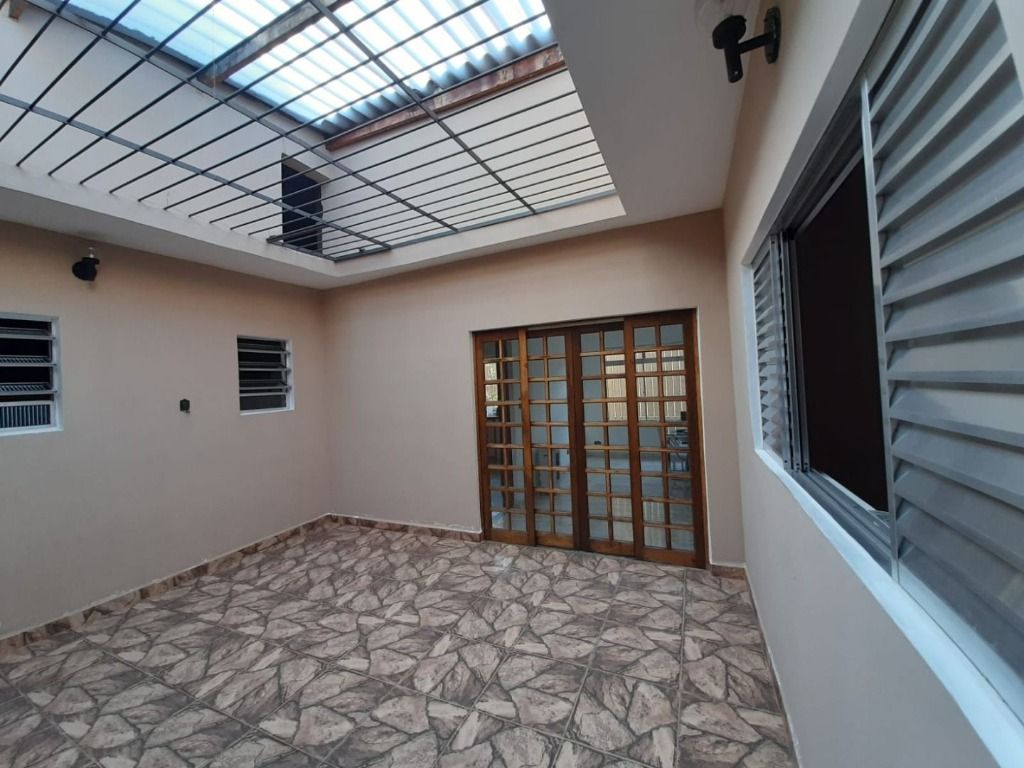 Sobrado à venda com 3 quartos, 220m² - Foto 1