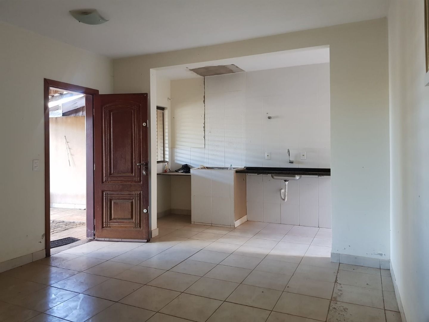 Casa à venda com 3 quartos, 75m² - Foto 1