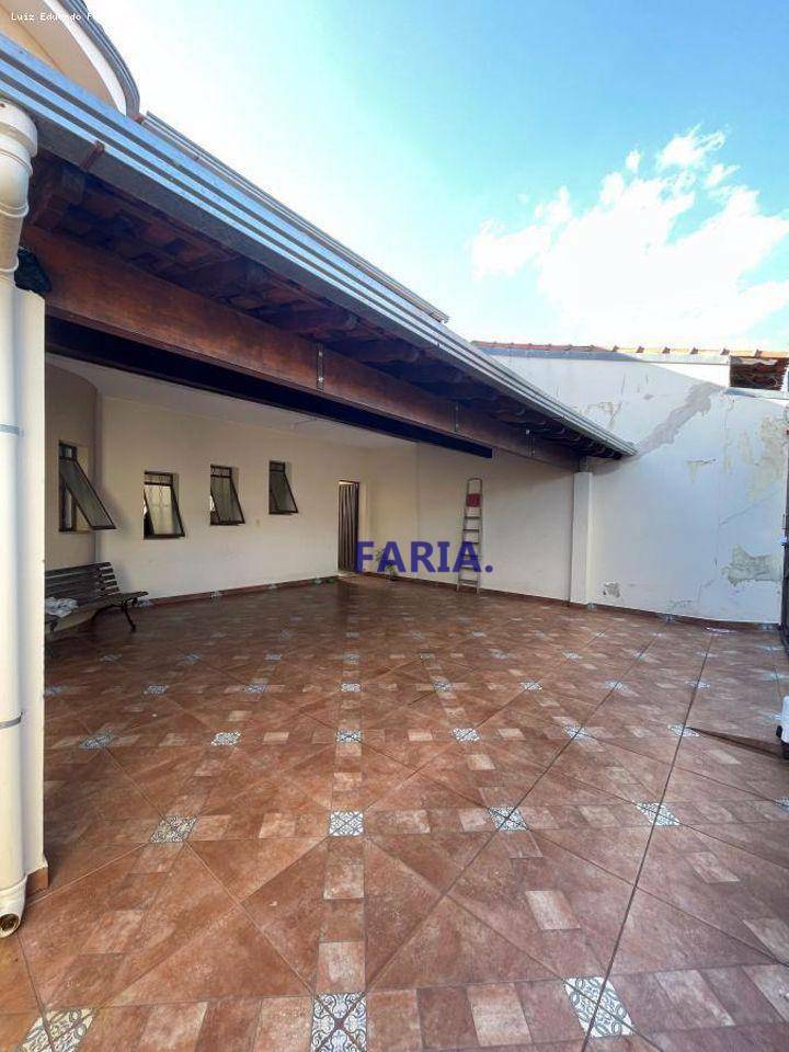 Casa à venda com 4 quartos, 200m² - Foto 3