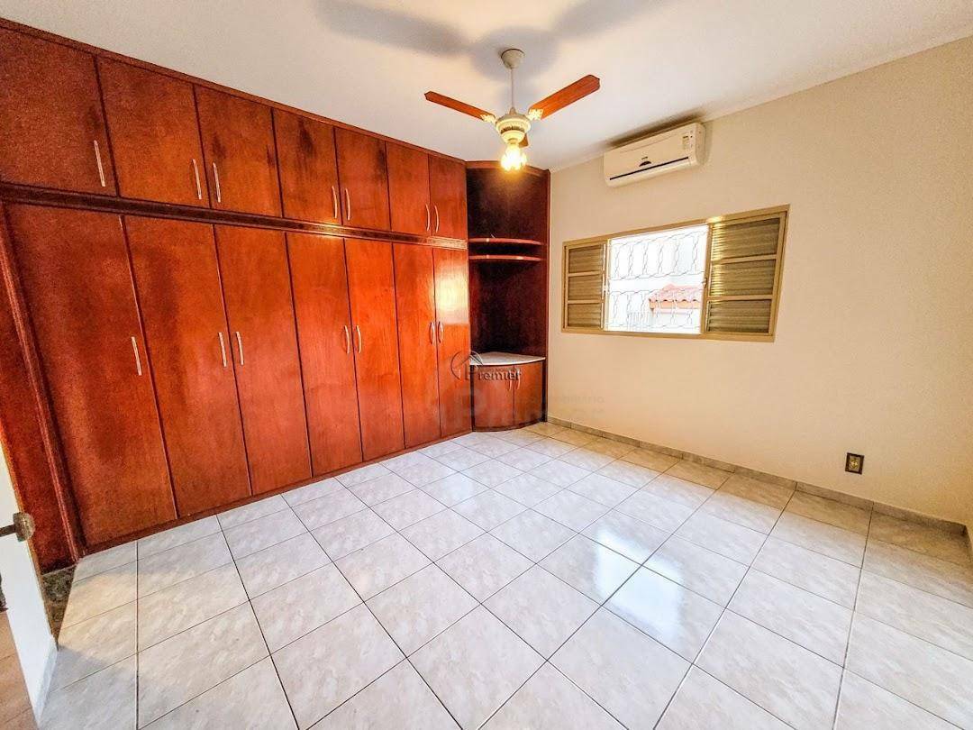 Casa para alugar com 3 quartos, 250m² - Foto 32