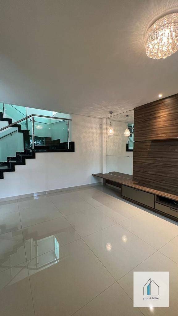 Casa de Condomínio à venda com 5 quartos, 232m² - Foto 1