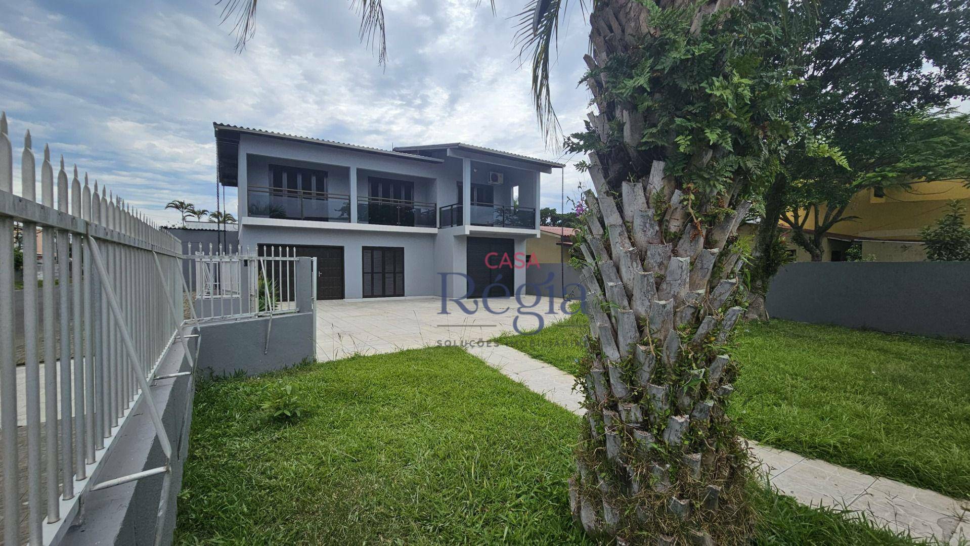 Casa à venda com 5 quartos, 220m² - Foto 2