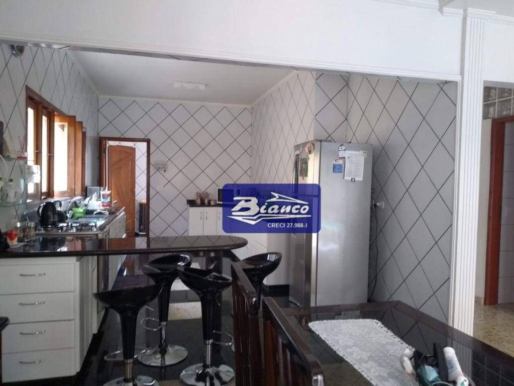 Sobrado à venda com 3 quartos, 305m² - Foto 2