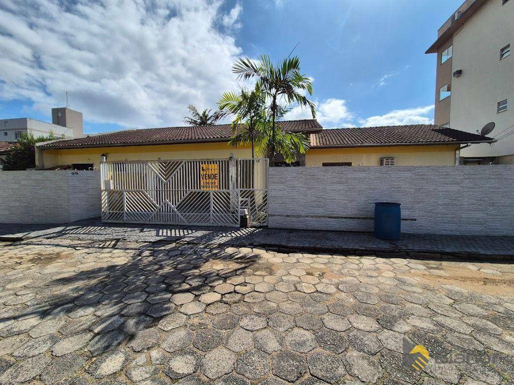 Casa à venda com 3 quartos, 350m² - Foto 1