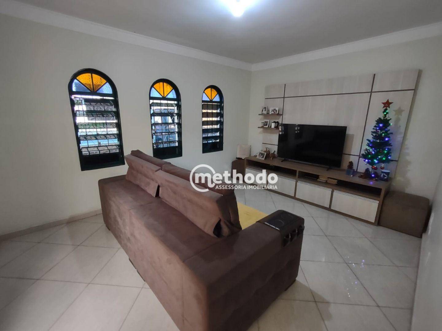 Casa à venda com 3 quartos, 225m² - Foto 1