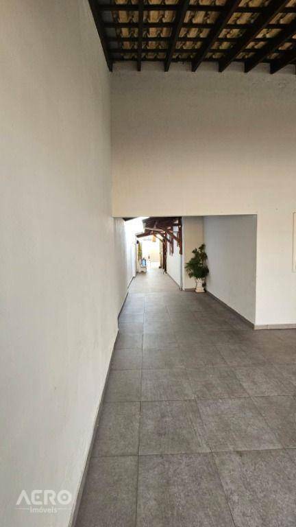 Casa à venda com 4 quartos, 252m² - Foto 3