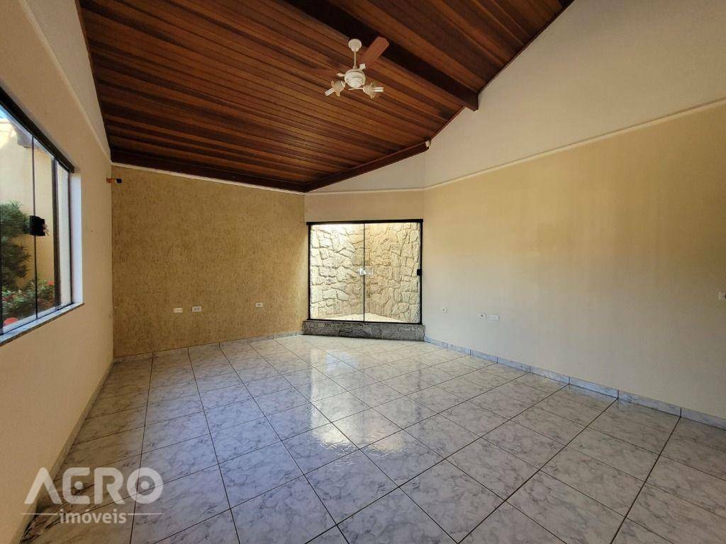 Casa à venda com 3 quartos, 220m² - Foto 1