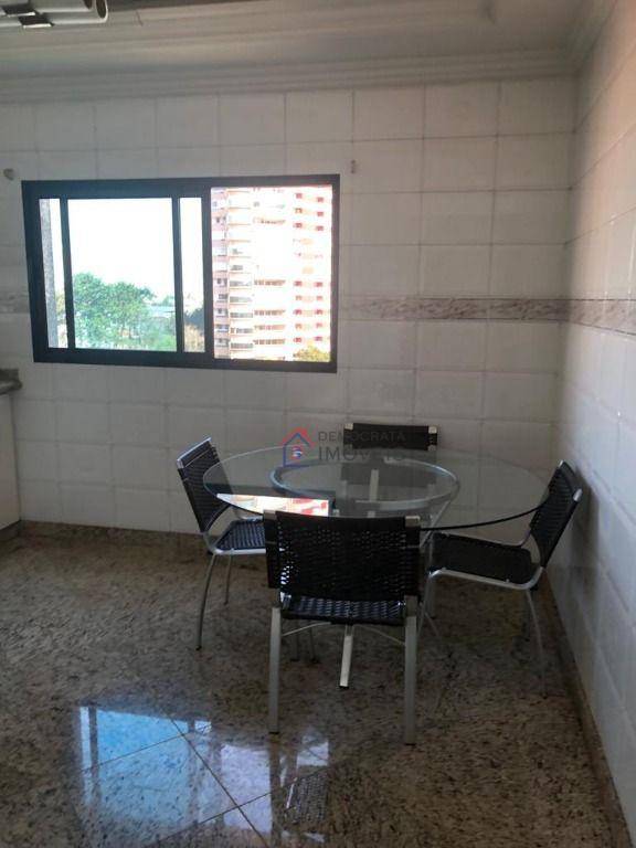 Apartamento à venda com 3 quartos, 200m² - Foto 4