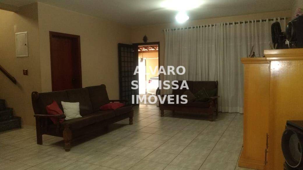 Casa à venda com 3 quartos, 297m² - Foto 4