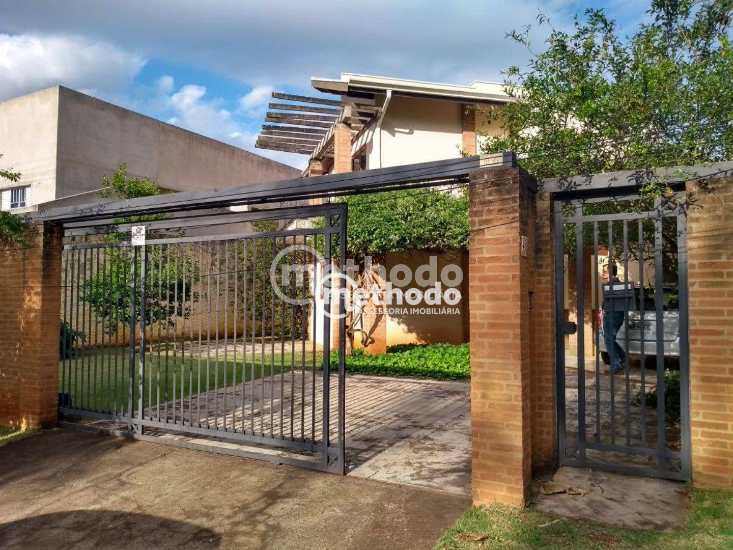 Casa à venda com 4 quartos, 217m² - Foto 1