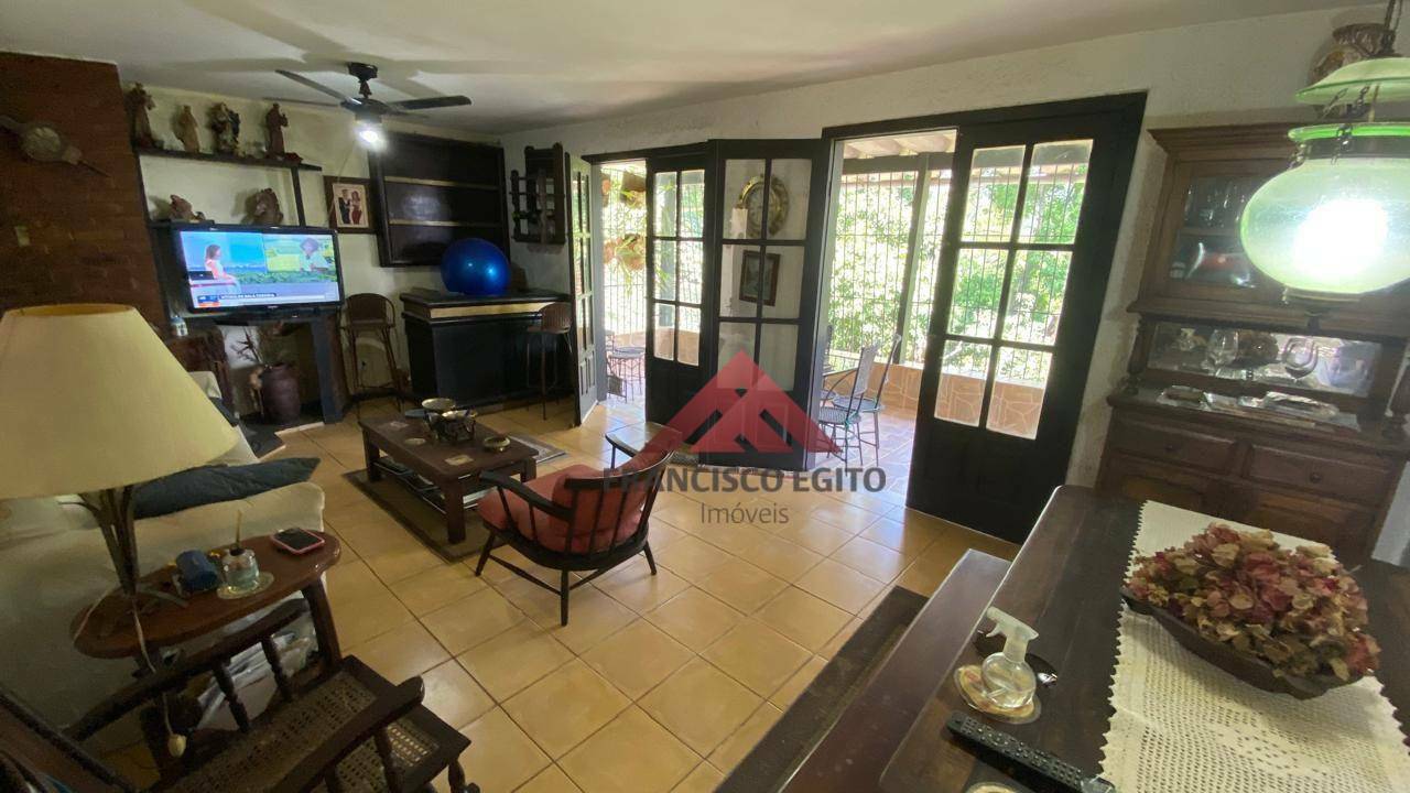 Casa à venda com 4 quartos, 250m² - Foto 2