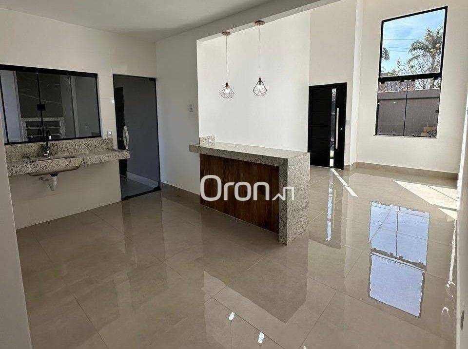 Casa à venda com 3 quartos, 101m² - Foto 1