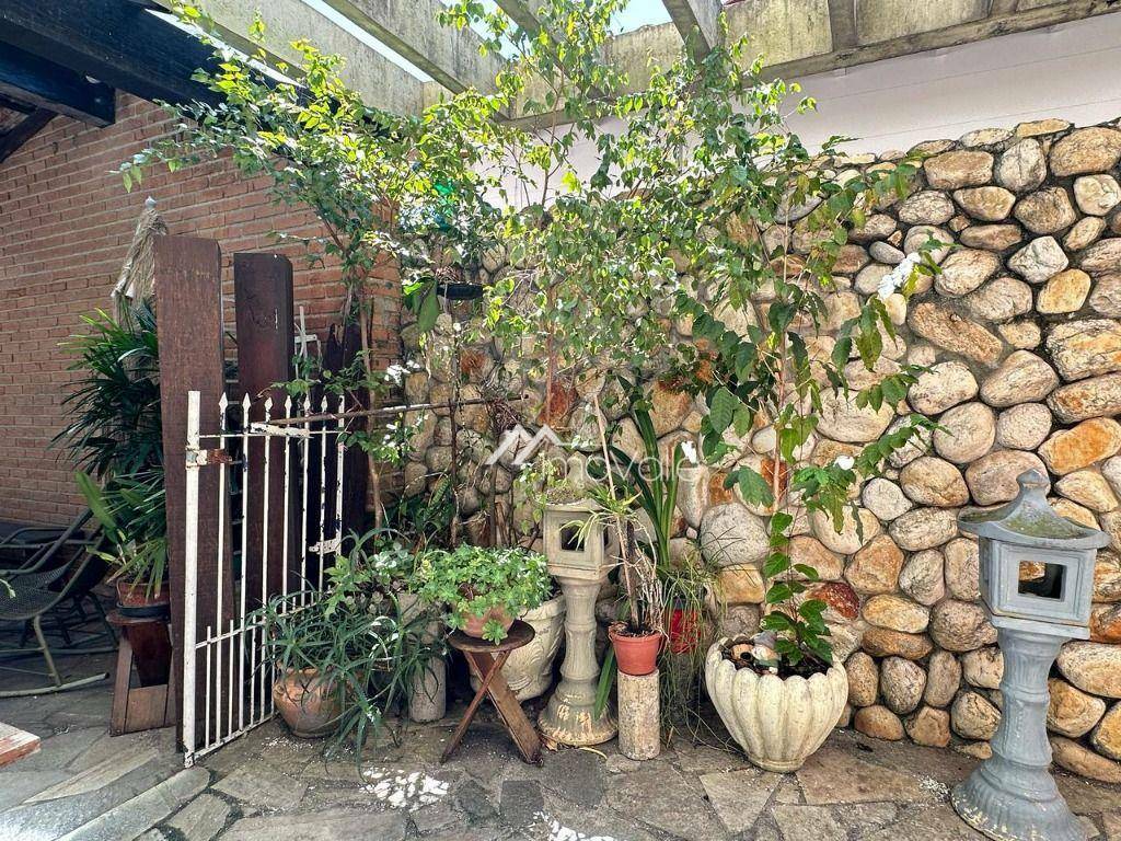 Casa à venda e aluguel com 3 quartos, 375m² - Foto 16