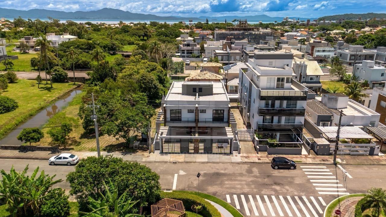 Sobrado à venda com 3 quartos, 234m² - Foto 1