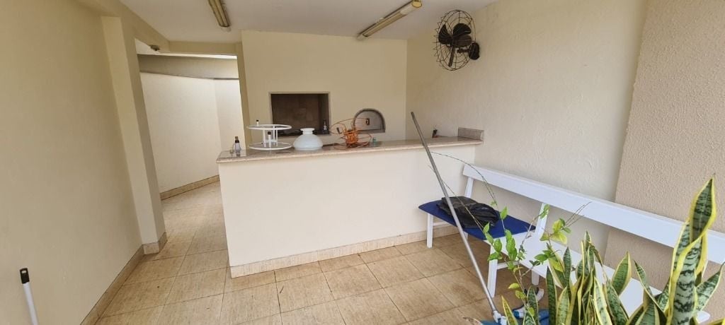 Casa para alugar com 3 quartos, 240m² - Foto 10