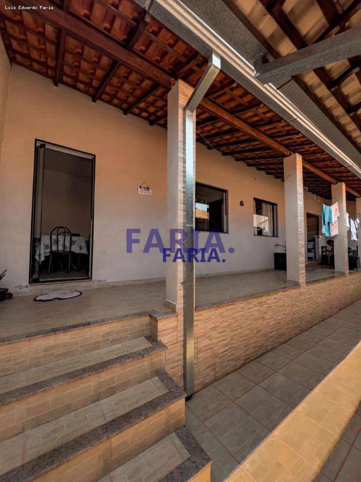 Casa à venda com 4 quartos, 179m² - Foto 2