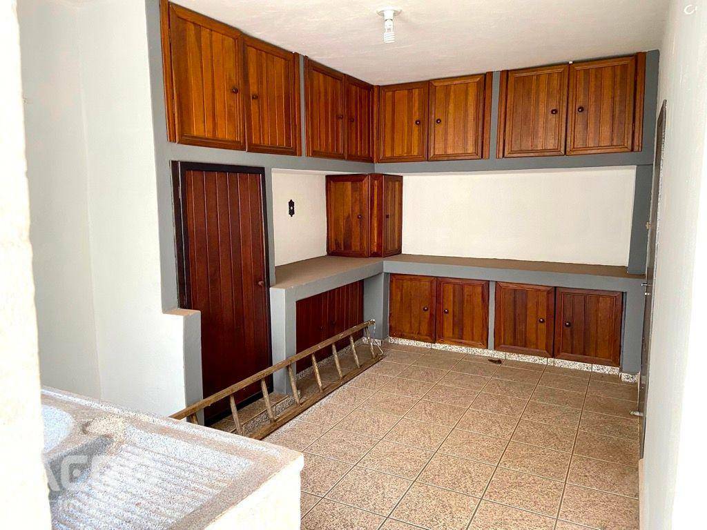 Casa à venda com 6 quartos, 218m² - Foto 29