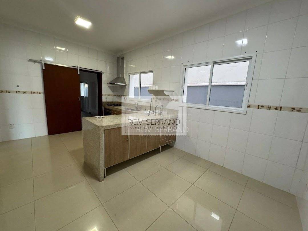 Casa de Condomínio para alugar com 5 quartos, 405m² - Foto 12