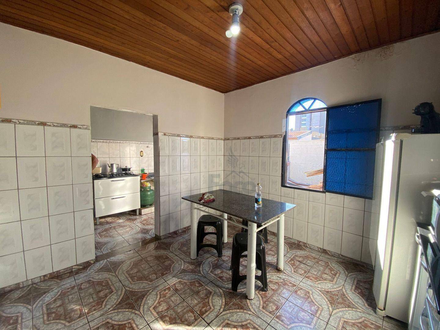 Casa à venda com 6 quartos, 250m² - Foto 4