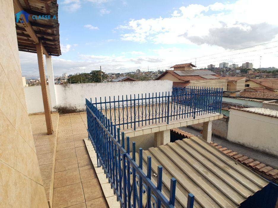 Casa de Condomínio à venda com 3 quartos, 380m² - Foto 2