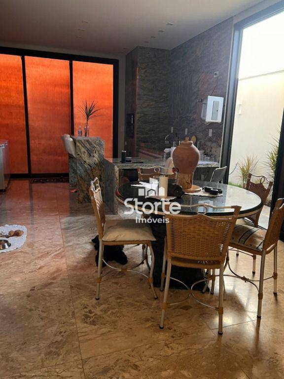 Casa de Condomínio à venda com 4 quartos, 225m² - Foto 2