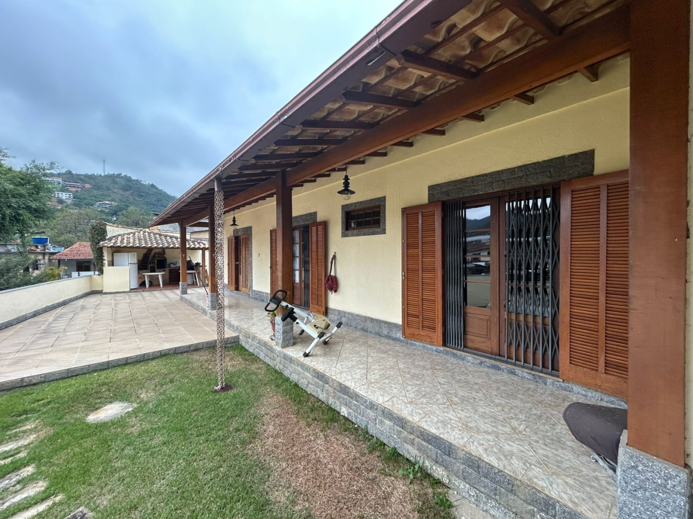 Casa à venda com 4 quartos, 109m² - Foto 1