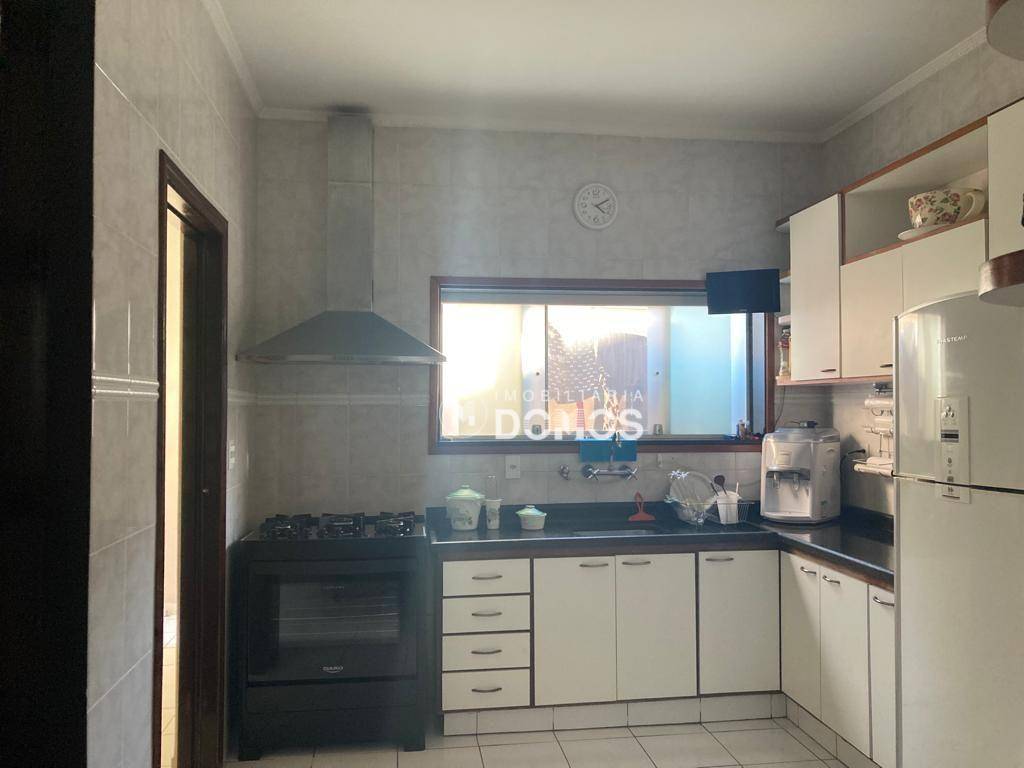 Casa à venda com 3 quartos, 237m² - Foto 27