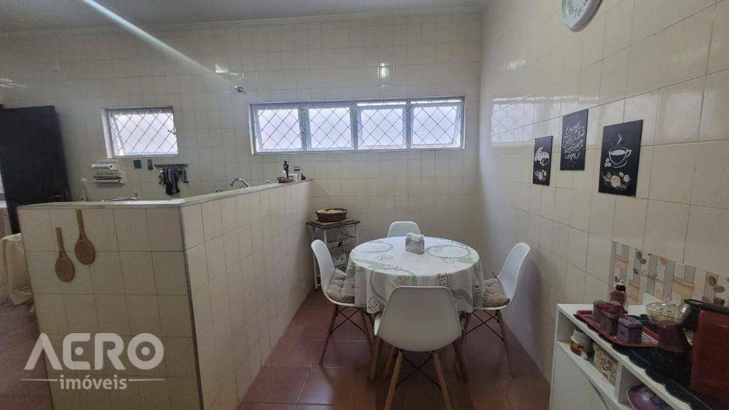 Casa à venda com 4 quartos, 229m² - Foto 8