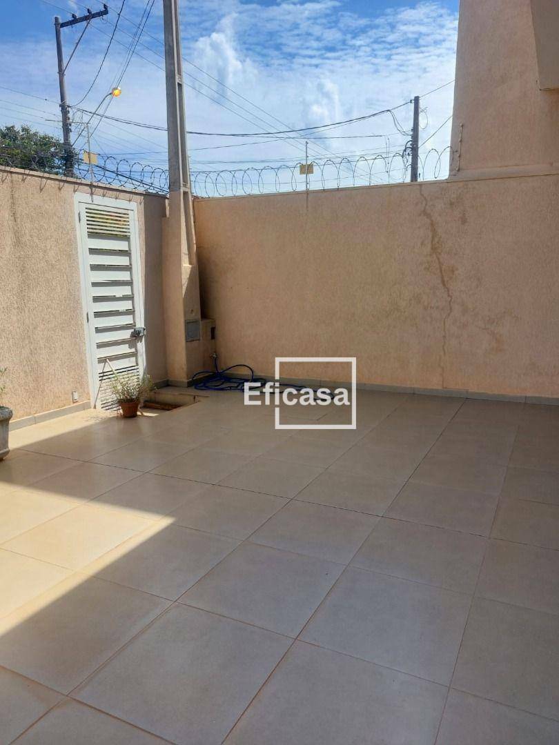 Casa à venda com 3 quartos, 136m² - Foto 1