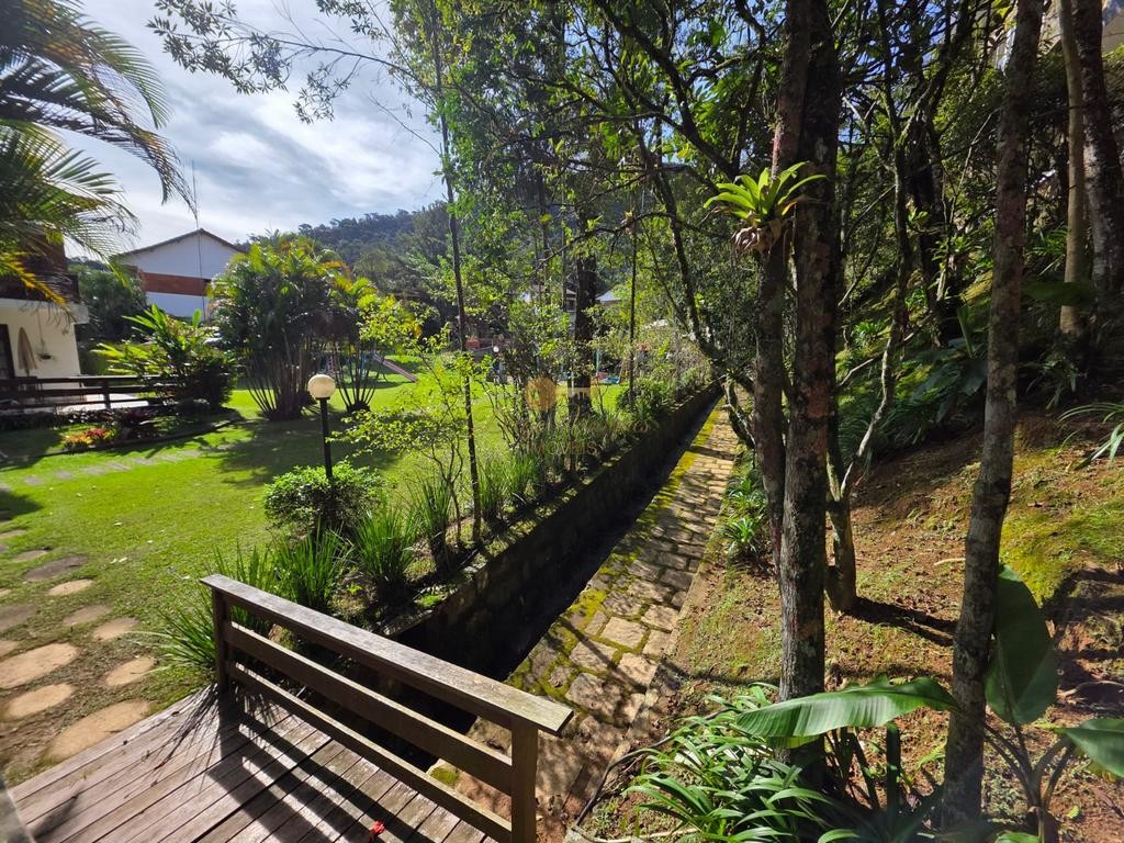 Casa de Condomínio para alugar com 4 quartos, 330m² - Foto 4