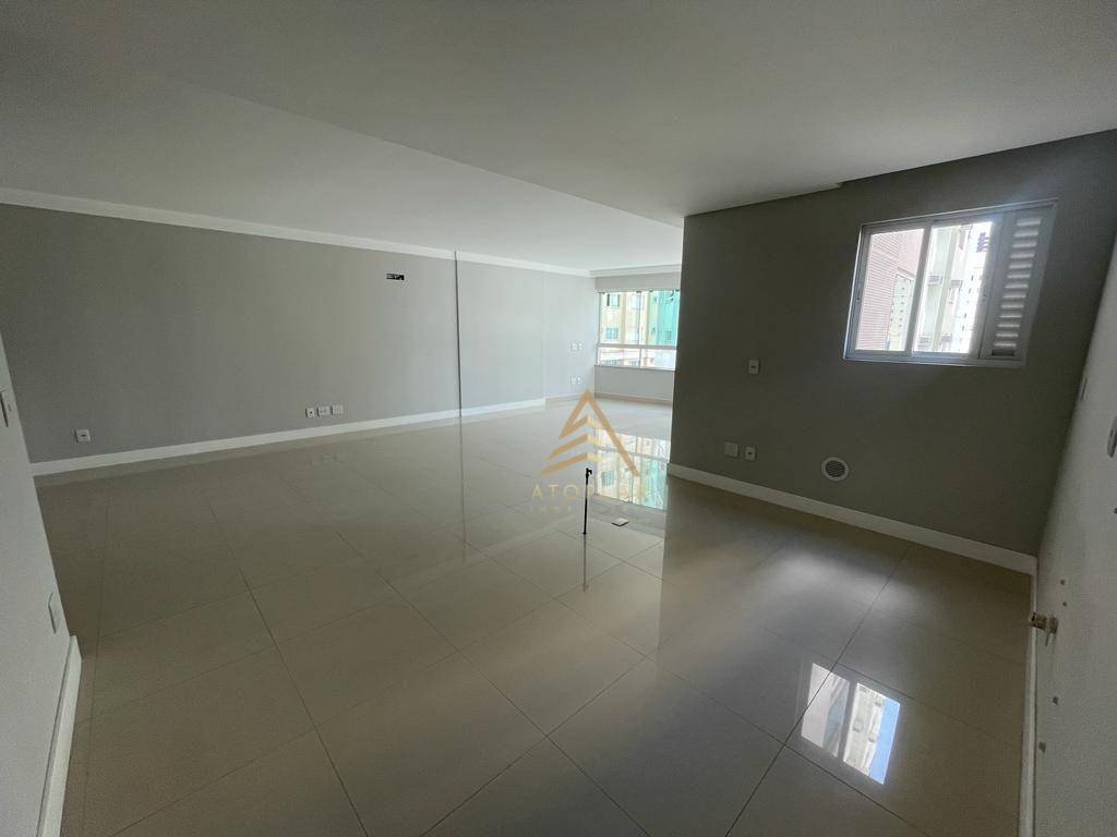 Apartamento à venda com 3 quartos, 159m² - Foto 2