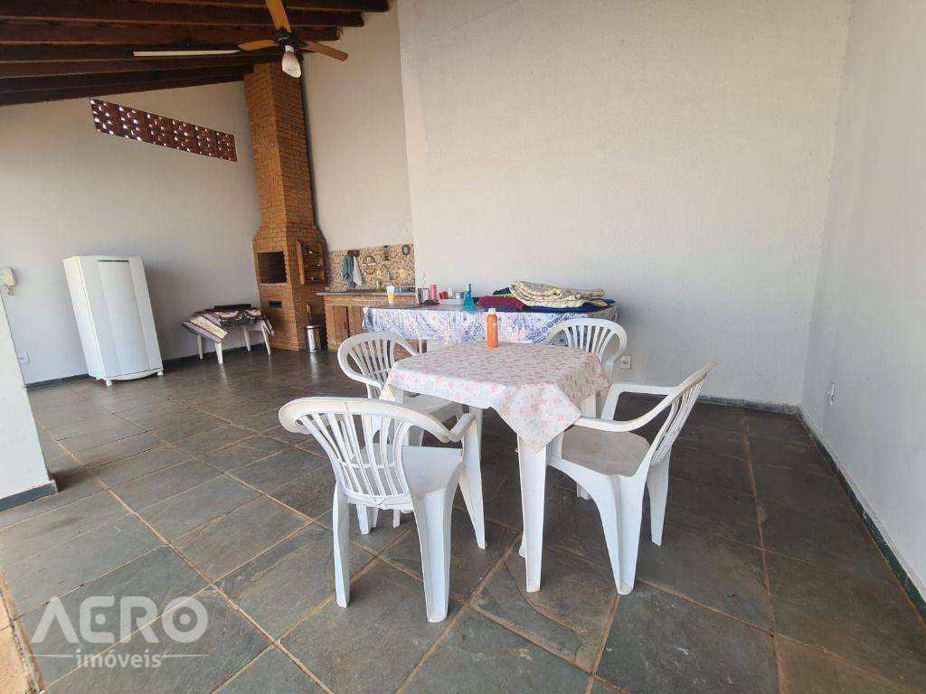 Casa à venda com 3 quartos, 347m² - Foto 2