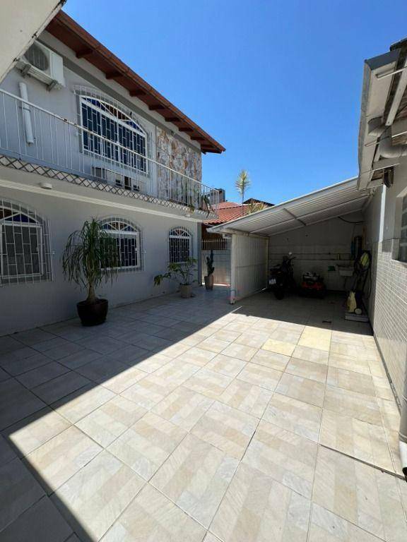 Casa à venda com 4 quartos, 180m² - Foto 2