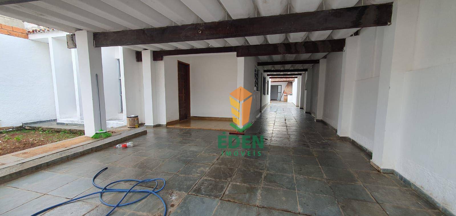 Casa à venda com 4 quartos, 120m² - Foto 2