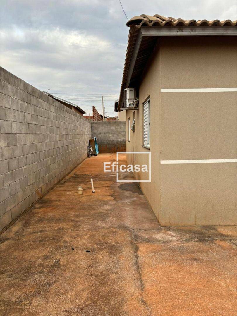 Casa à venda com 2 quartos, 80m² - Foto 1