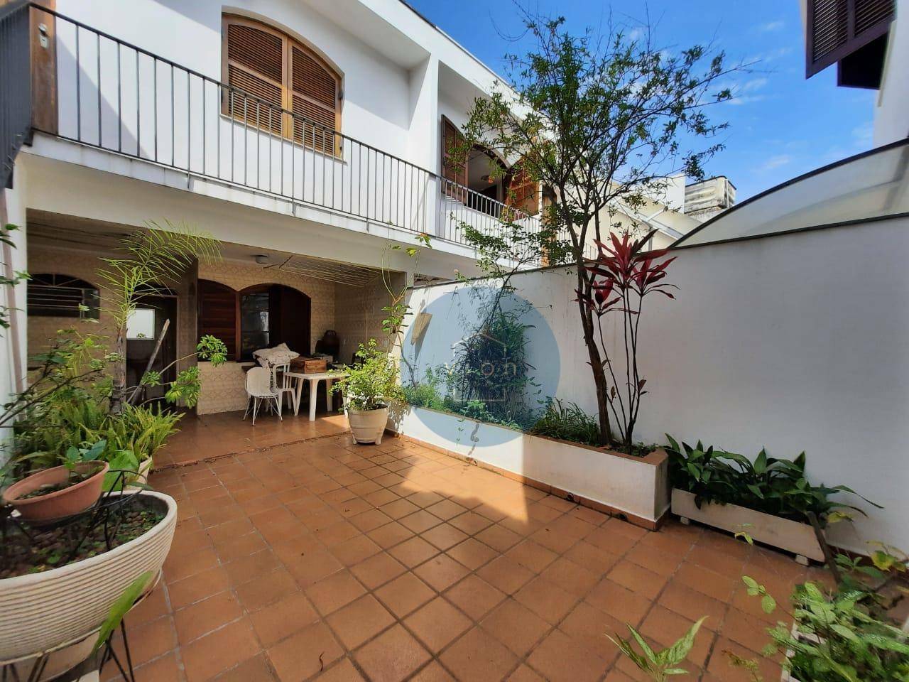 Casa à venda com 4 quartos, 220m² - Foto 1