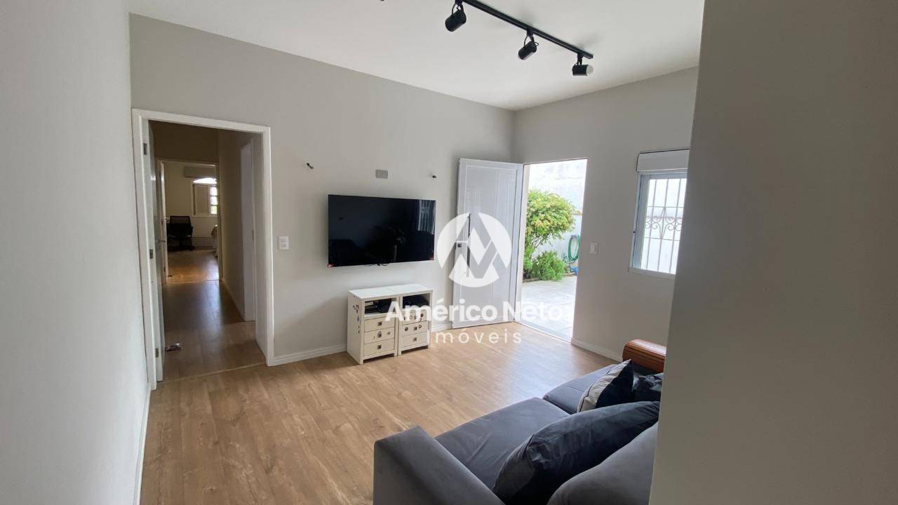 Casa à venda com 2 quartos, 161m² - Foto 1